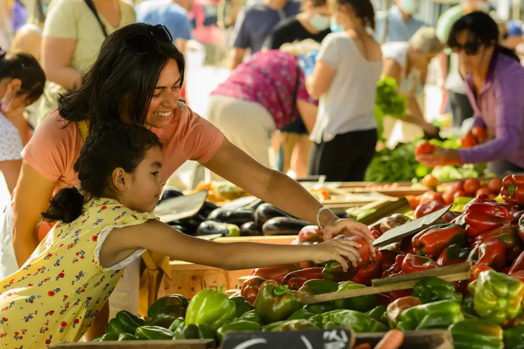Family in Parque del Plata, Alejandra and Julieta buy their food at the neighborhood fair